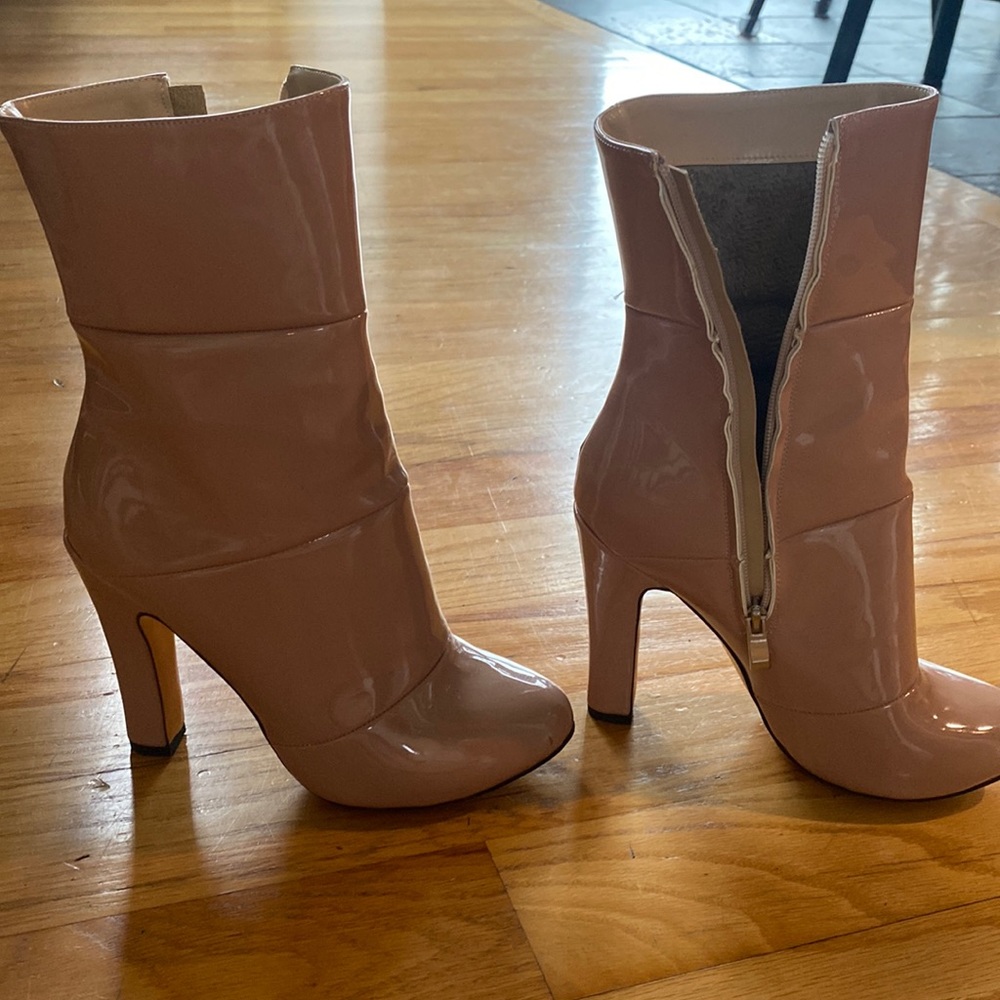 Cute neutral mauve light pink boots. I can’t find a brand anywhere. Size 7